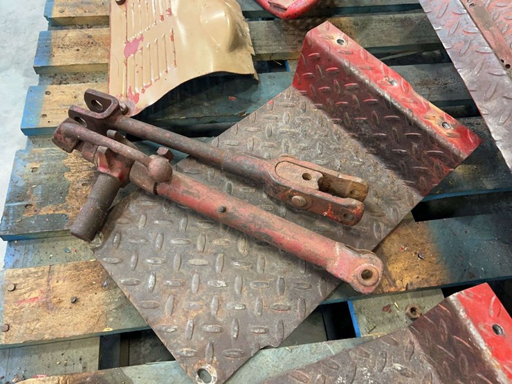 international-harvester-wheatland-sheet-metal,-step,-and-fast-hitch-adjusters-image-5