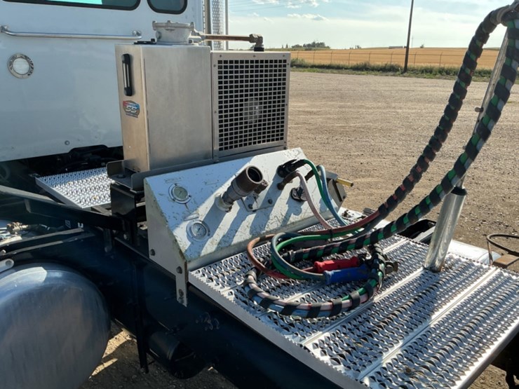 2019-peterbilt-567-image-17