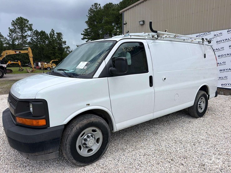 2017-chevrolet-express-2500-image-1
