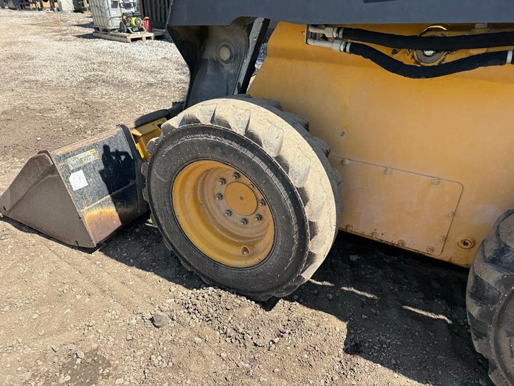 2014-deere-326e-image-17