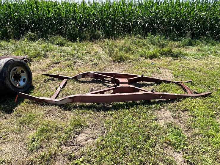 #5737-•-misc.-car-frame-and-box-and-antique-ford-tailgate-image-2
