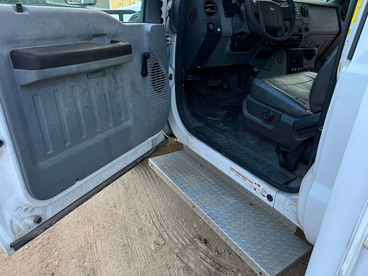 2013-ford-f550-image-28