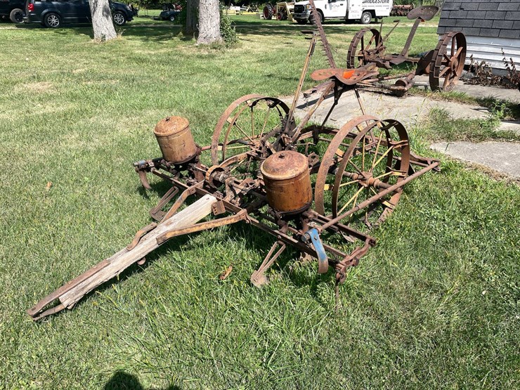 #1622-•-antique-mccormick-corn-planter-image-2