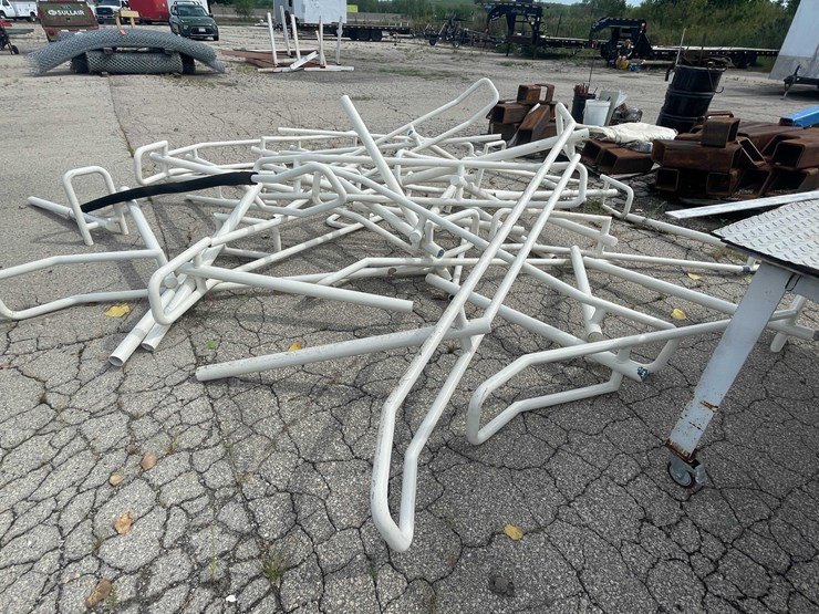 #10621-•-pile-of-aluminum-railings-image-4