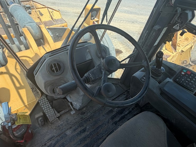 2014-deere-824k-image-25