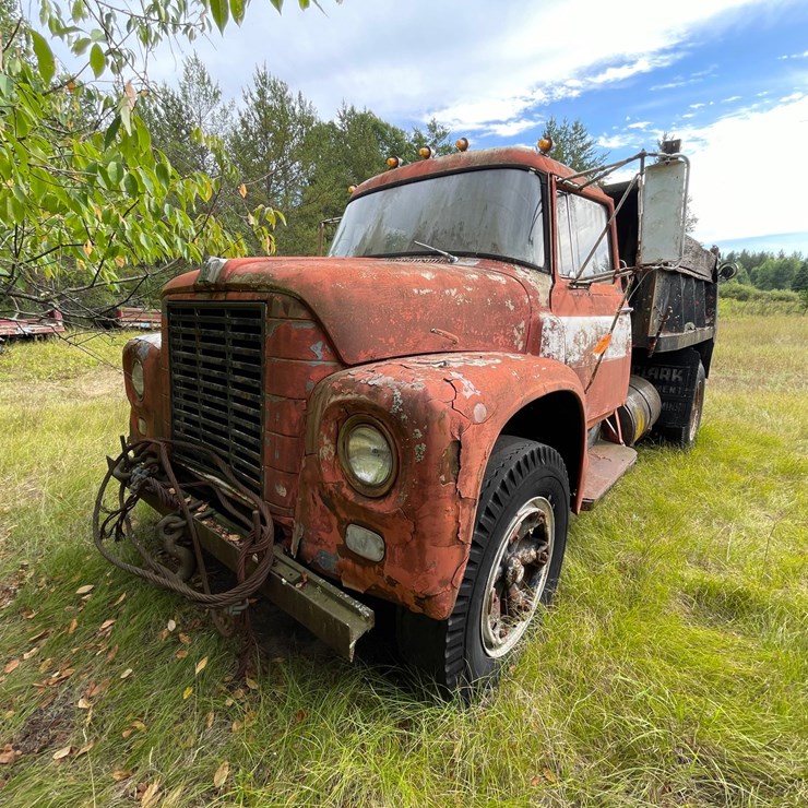 #6210 • Vintage International Single Axle Dump Truck (No Title)