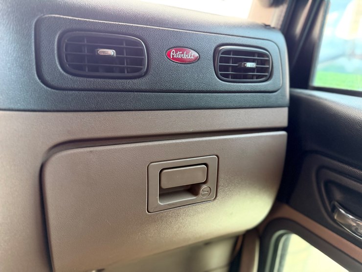 2014-peterbilt-389-image-53