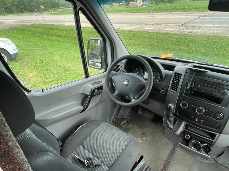 #2841-•-2010-freightliner-van-(has-wi-title)-image-77