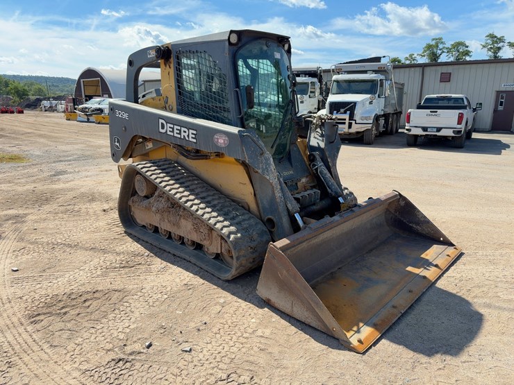 2013-deere-329e-image-7