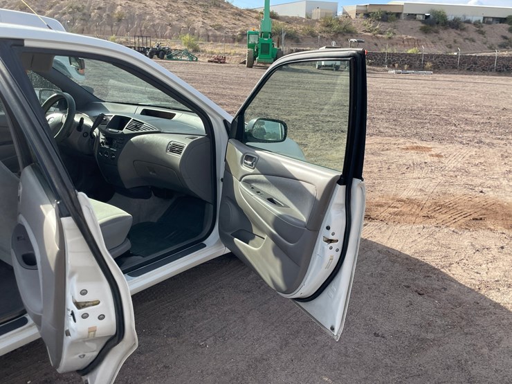 #1853-•-2002-toyota-prius-(title-in-delay)-image-67