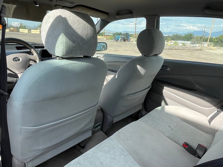 #1853-•-2002-toyota-prius-(title-in-delay)-image-24