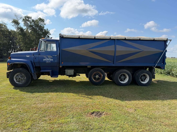 1975-ford-8000-image-5