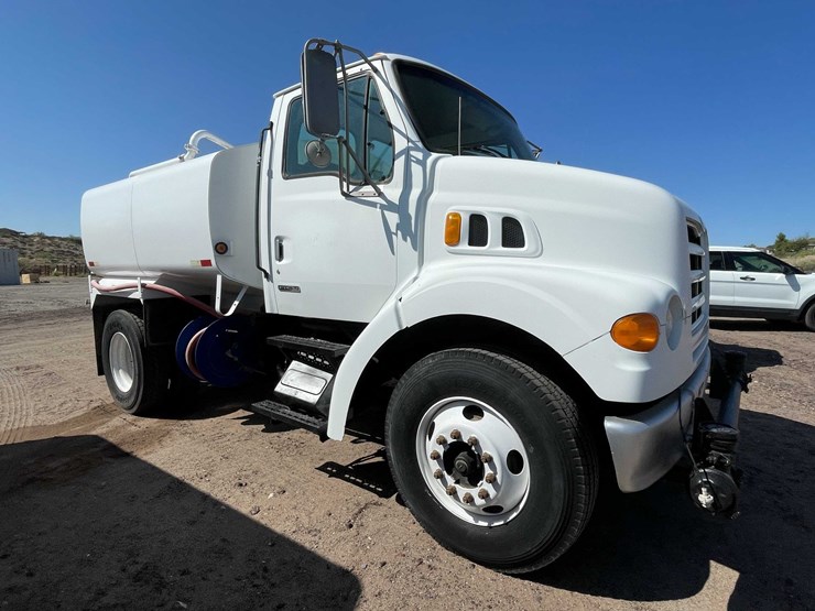 #1851-•-2000-sterling-7500-water-tank-truck-(has-nm-title)-image-5