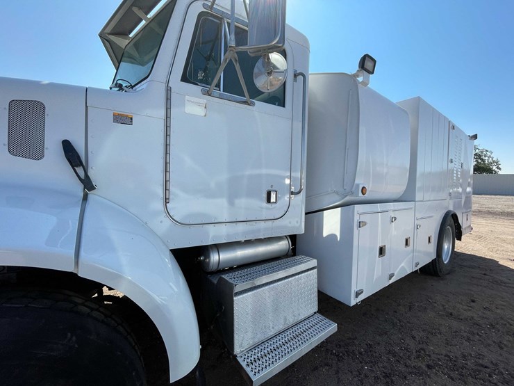 2004-peterbilt-330-image-31