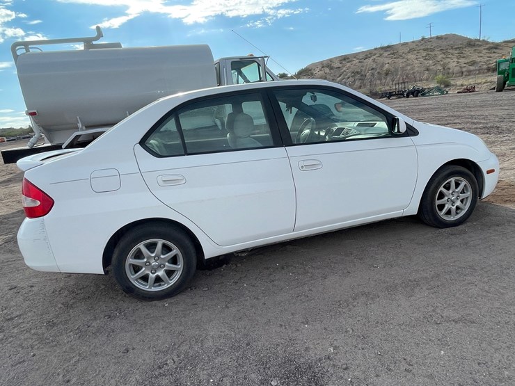 #1853-•-2002-toyota-prius-(title-in-delay)-image-6