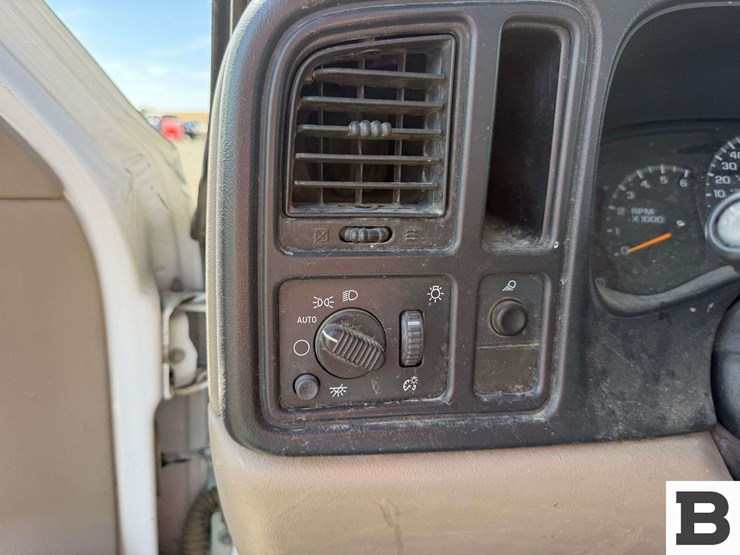 2005-chevrolet-silverado-2500-image-35