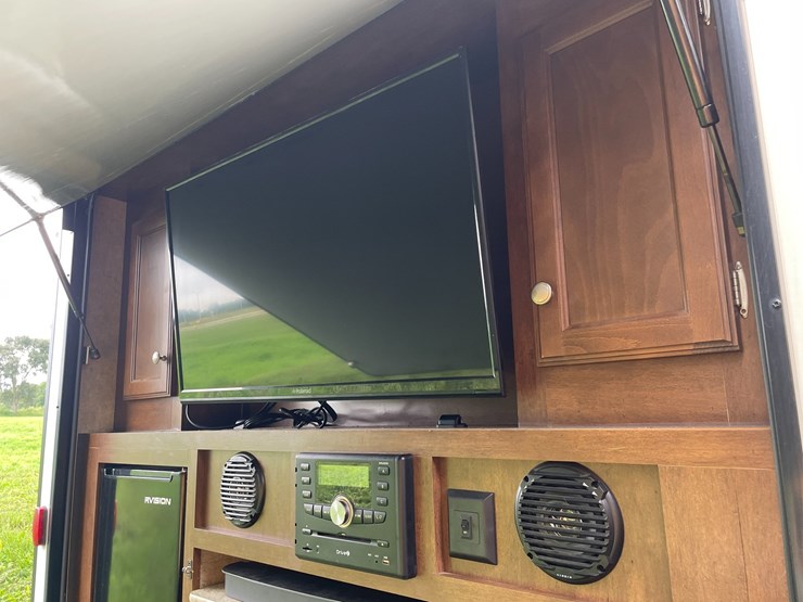 #2956-•-2017-venture-sporttrek-327-camper-(has-wi-title)-image-17