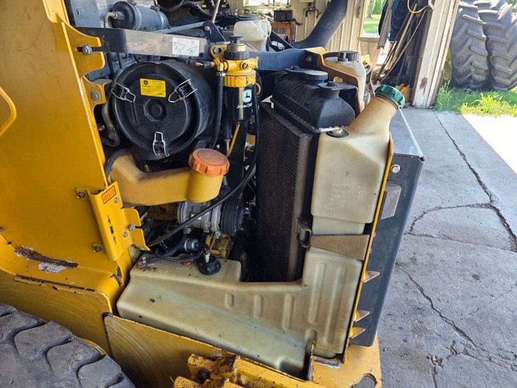 2016-deere-332d-image-59