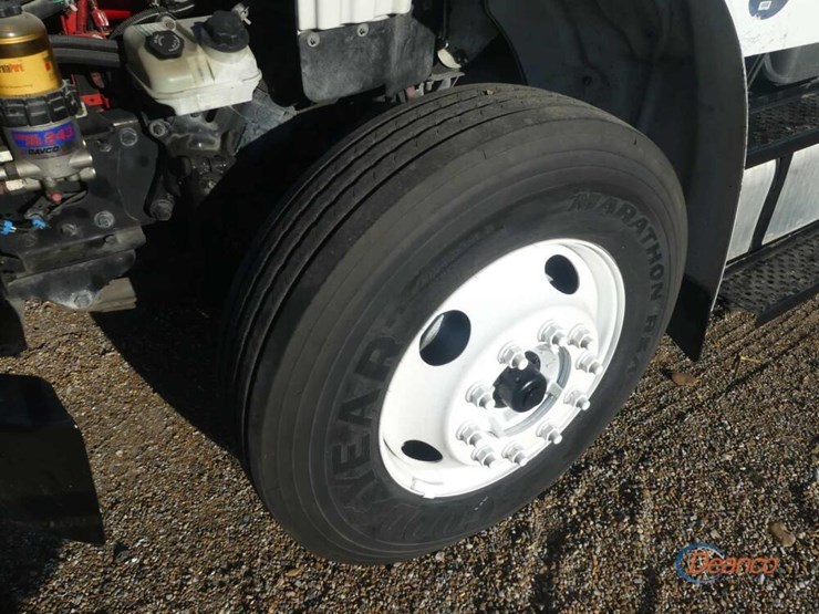 2015-freightliner-m2-106-image-12