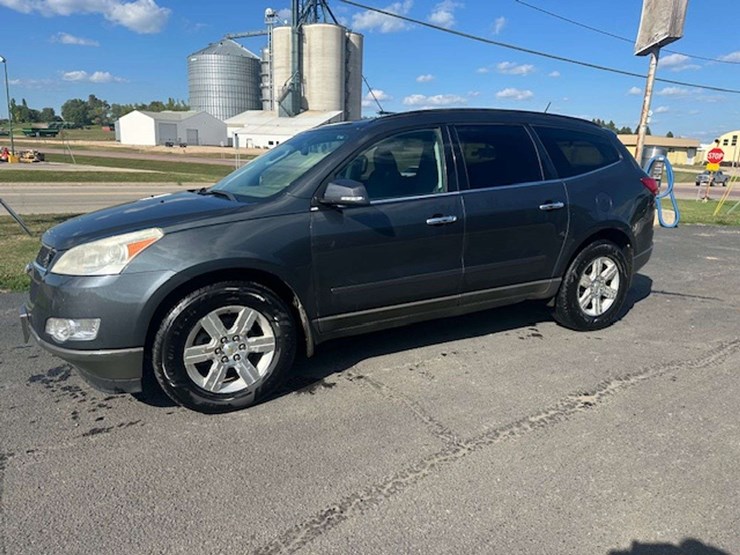 2011-chevrolet-traverse-image-1