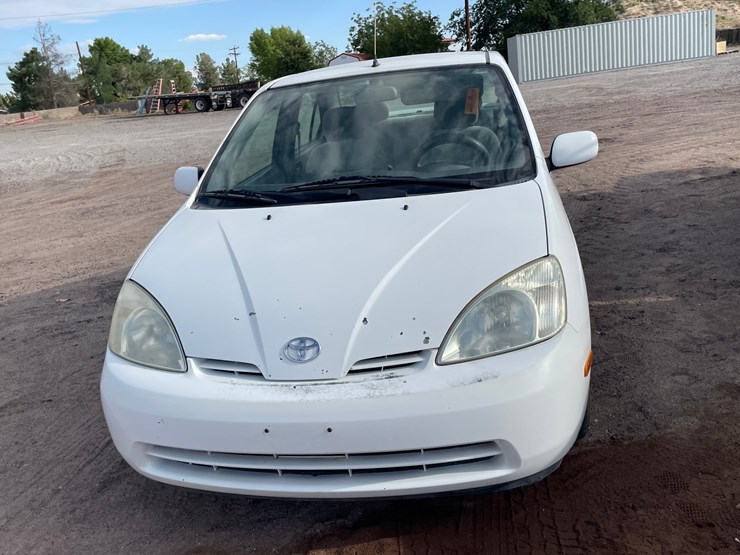 #1853-•-2002-toyota-prius-(title-in-delay)-image-2