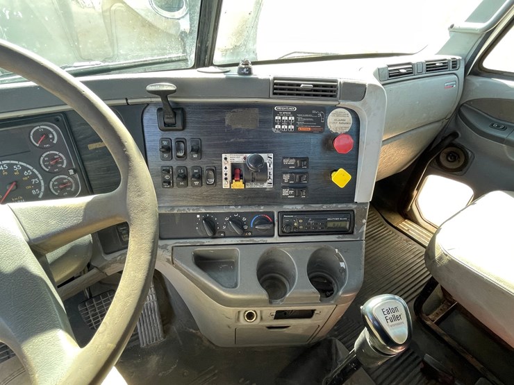 #217-•-2005-freightliner-day-cab-(has-wi-title)-(kronenwetter,-wi)-image-51