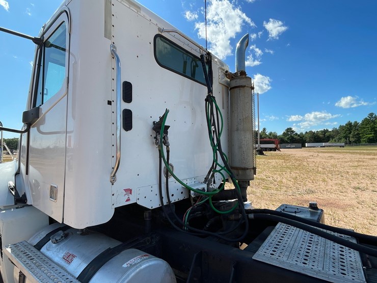 #217-•-2005-freightliner-day-cab-(has-wi-title)-(kronenwetter,-wi)-image-13