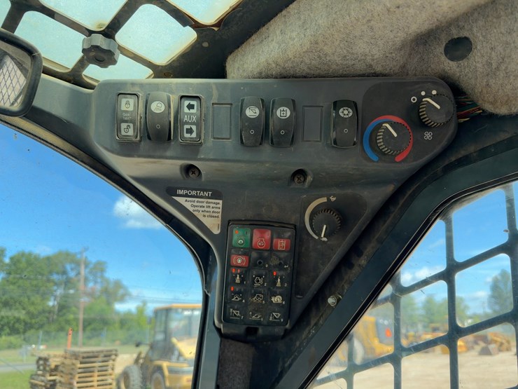 2013-deere-329e-image-22
