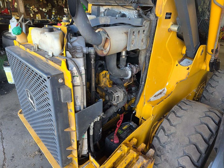 2016-deere-332d-image-60