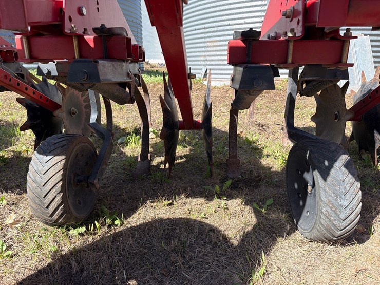 case-ih-1820-row-cultivator-image-11