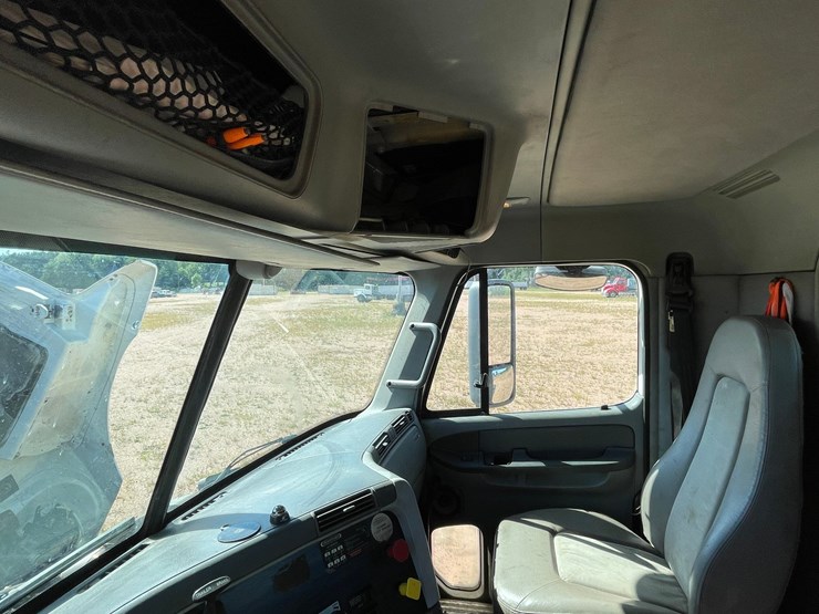 #217-•-2005-freightliner-day-cab-(has-wi-title)-(kronenwetter,-wi)-image-52