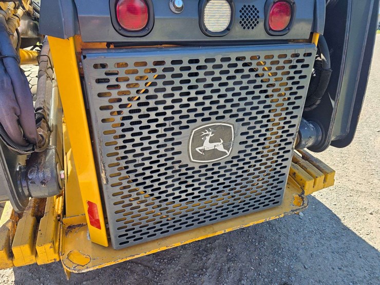 2016-deere-332d-image-24