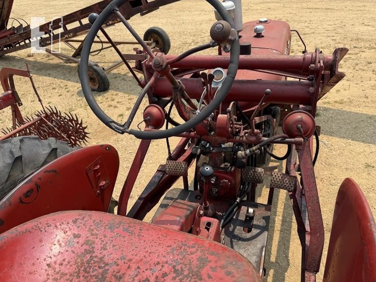 1955-farmall-200-image-3