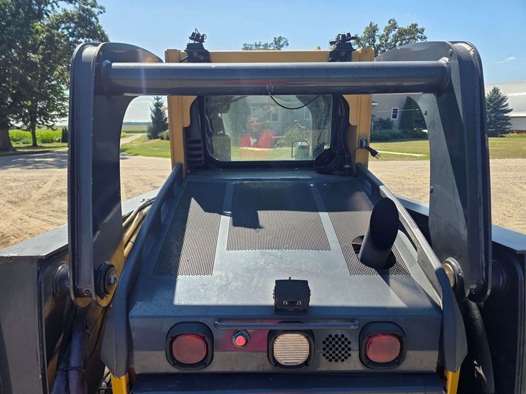 2016-deere-332d-image-25