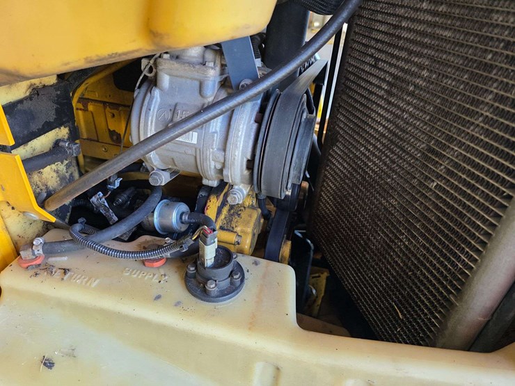 2016-deere-332d-image-57