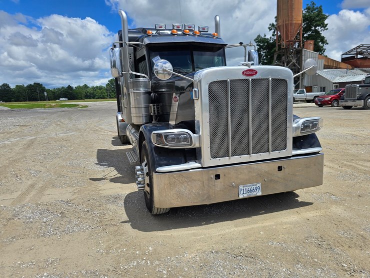 2014-peterbilt-389-image-31