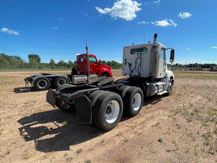 #217-•-2005-freightliner-day-cab-(has-wi-title)-(kronenwetter,-wi)-image-5