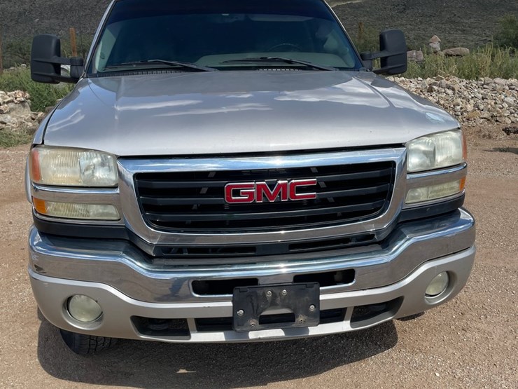 2005-gmc-3500-image-3