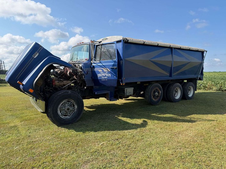 1975-ford-8000-image-49