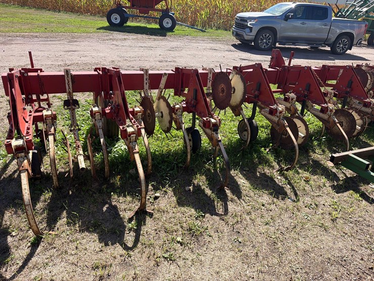 international-133-cultivator-image-3
