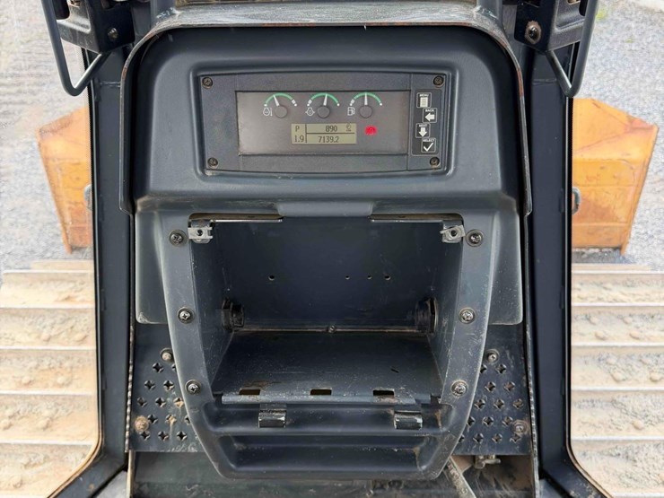 2014-deere-650k-lgp-image-23