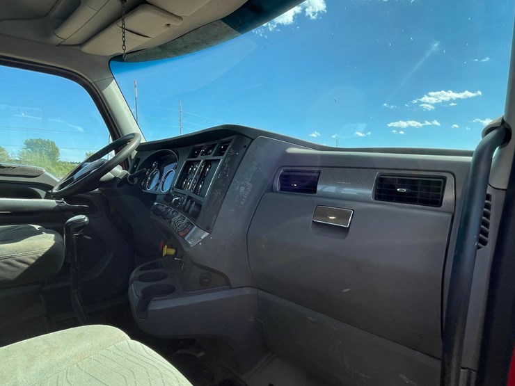 2014-kenworth-t880-image-58