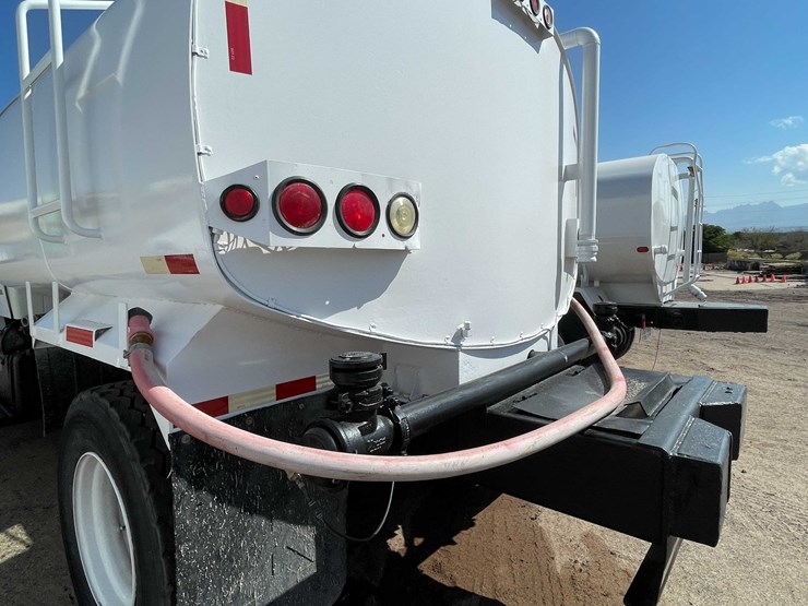 #1851-•-2000-sterling-7500-water-tank-truck-(has-nm-title)-image-88