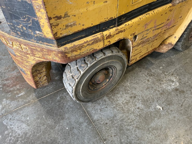 #133-•-cat-pneumatic-forklift-(shawano,-wi)-image-24