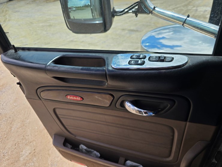 2014-peterbilt-389-image-73