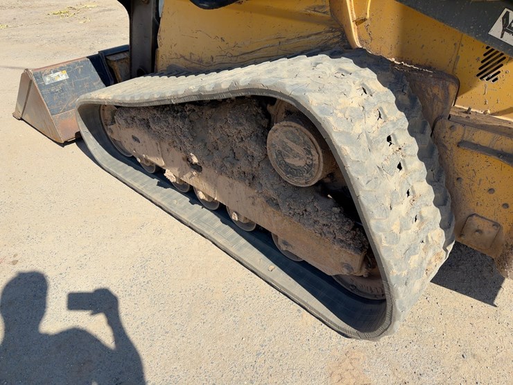 2013-deere-329e-image-14