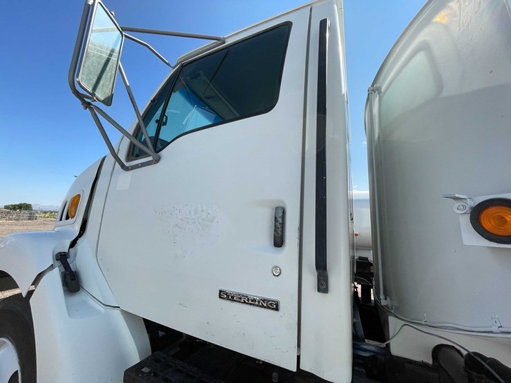 #1851-•-2000-sterling-7500-water-tank-truck-(has-nm-title)-image-26