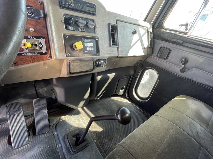 2004-peterbilt-330-image-40