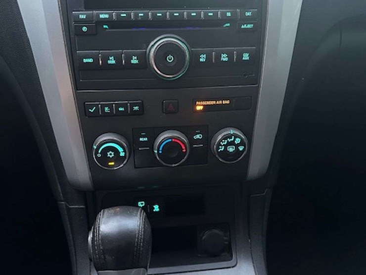 2011-chevrolet-traverse-image-30