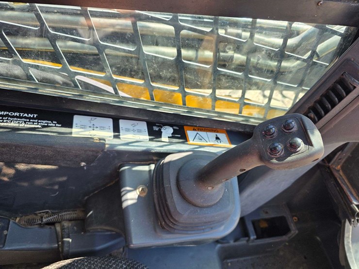 2016-deere-332d-image-42